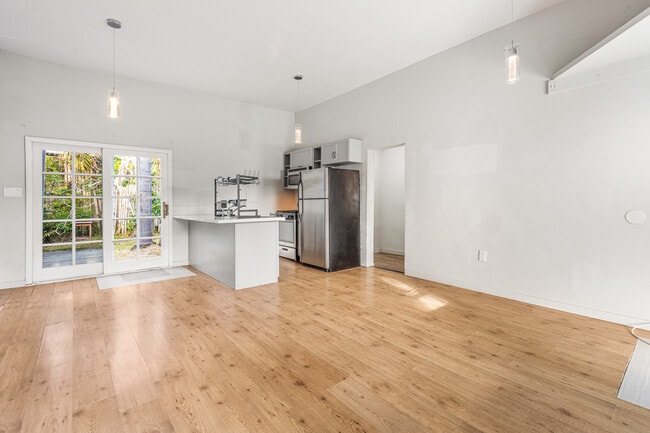 Building Photo - 506 Palomar Ave
