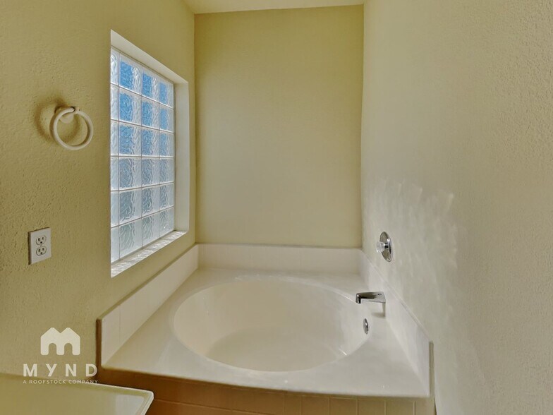 Building Photo - 5518 Spandrell Cir