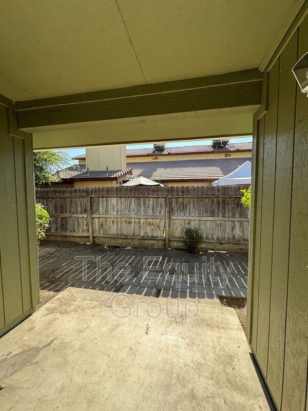 Building Photo - 736 S Linwood St