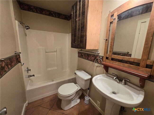 Building Photo - 294 Tolle St