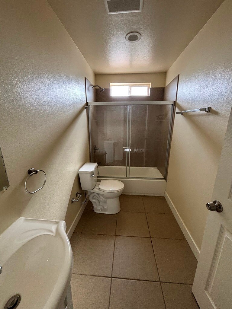 Building Photo - 7710 S Hoover St