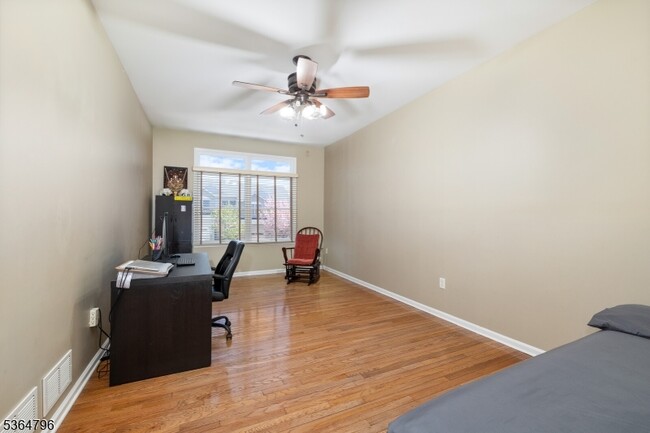 Building Photo - 28 Pinfold Ct