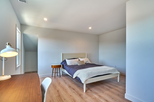 Building Photo - 152 S Serrano-2A
