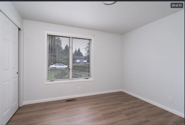 Building Photo - 3-bedroom Gem On Burlington Golf Course