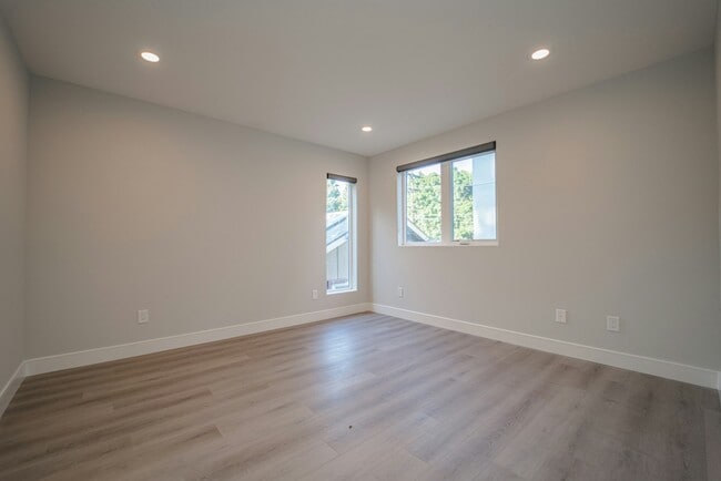 Building Photo - 2115 Holly Dr