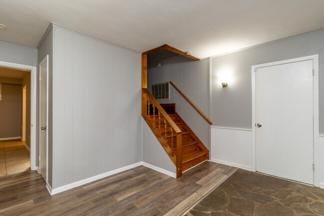 Building Photo - 630 Colonial Dr