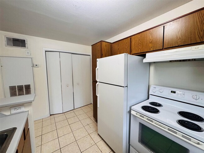 Building Photo - 4090 N Pine Island Rd