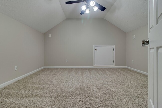 Building Photo - 4910 Court Dr