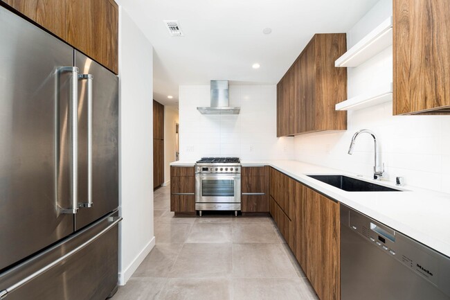 Building Photo - Gorgeous 2 bedroom 2 bath twin home just b...