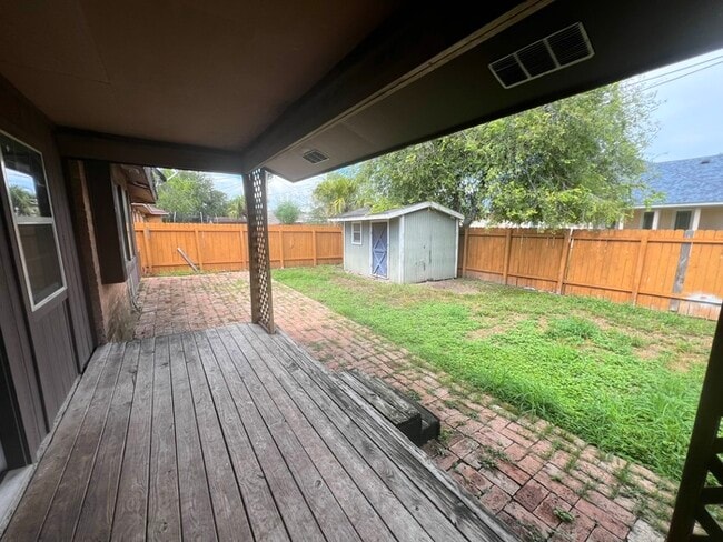 Building Photo - 994 Blue Bonnet Dr