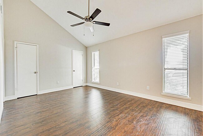 Building Photo - 13830 Hollowgreen Dr