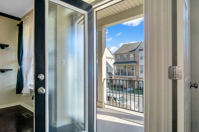 Building Photo - Spacious 3 Bedroom 3.5 Bathroom Townhome in Newport News