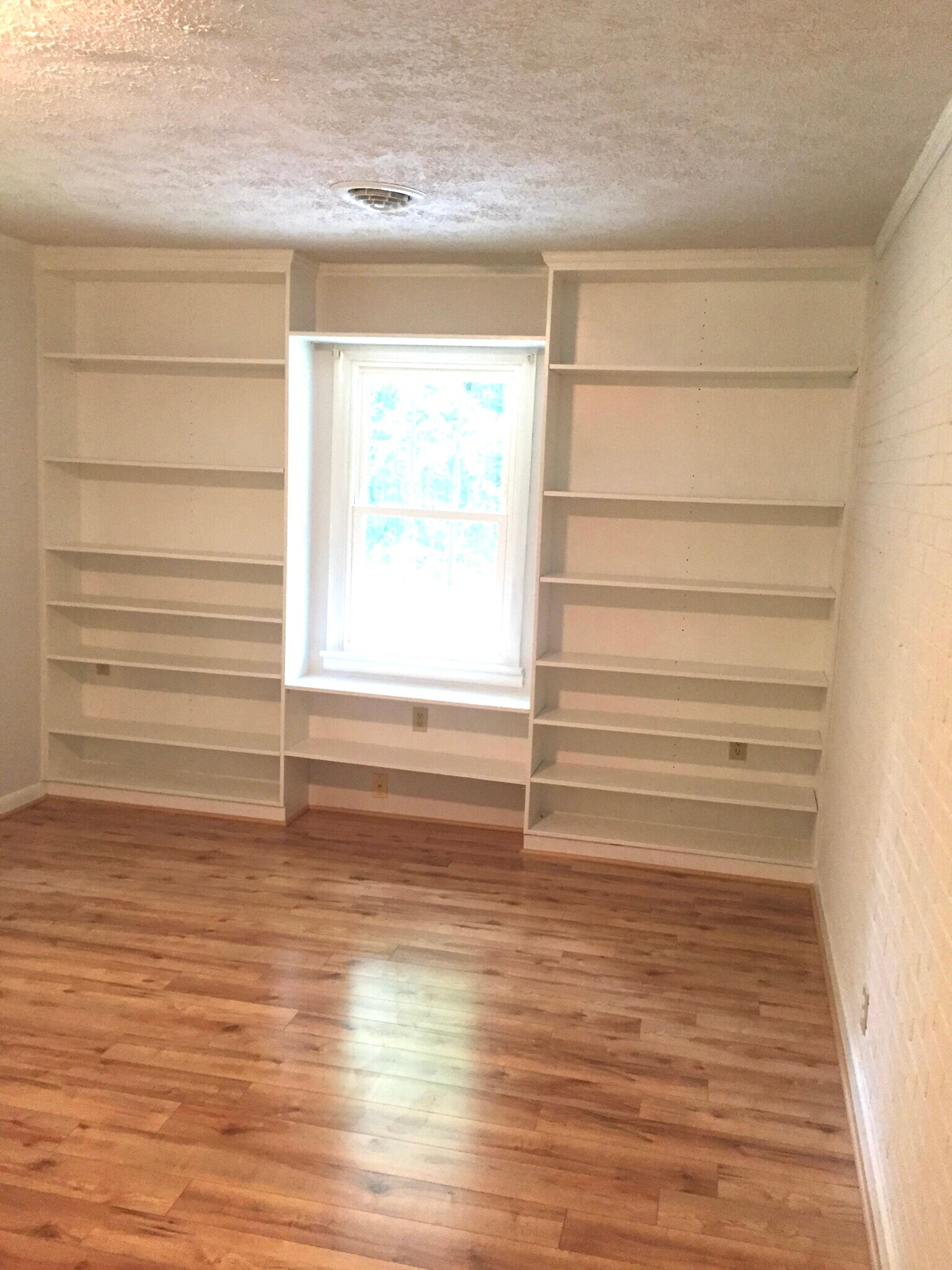 Building Photo - 18 Oakwood Dr