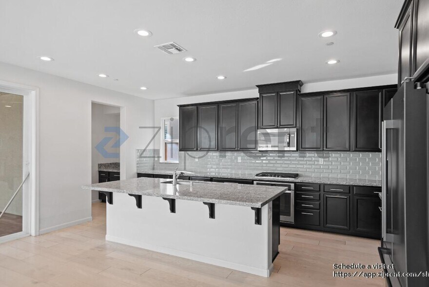 Building Photo - 2342 Augusta Ave