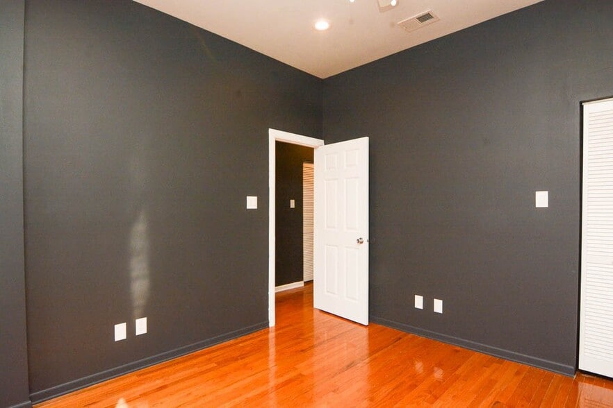 Building Photo - 1450 W Blackhawk St