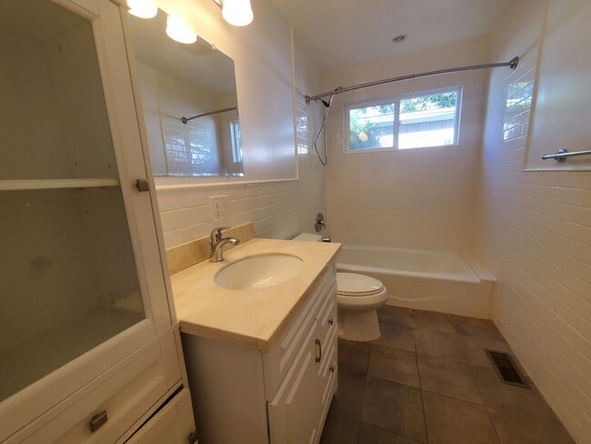 Building Photo - Kentfield 3x2 Flat + detached office, fron...