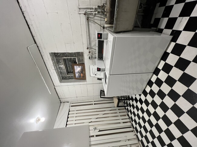 Building Photo - 516 W Melrose St