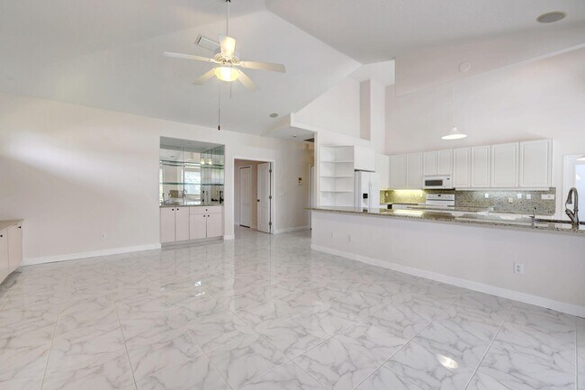 Building Photo - 8028 Plantation Lakes Dr