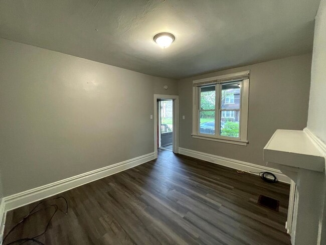 Building Photo - Lovely two bedroom, 1 bathroom Townhome on...