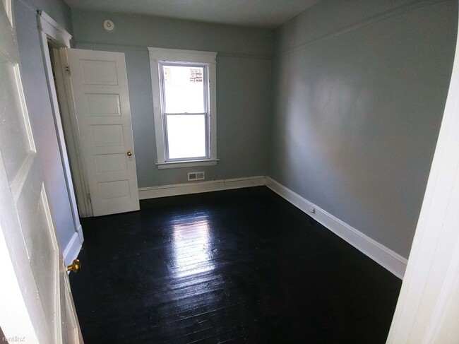 Building Photo - 2 br, 1 bath Triplex - 1414 East 110th Str...