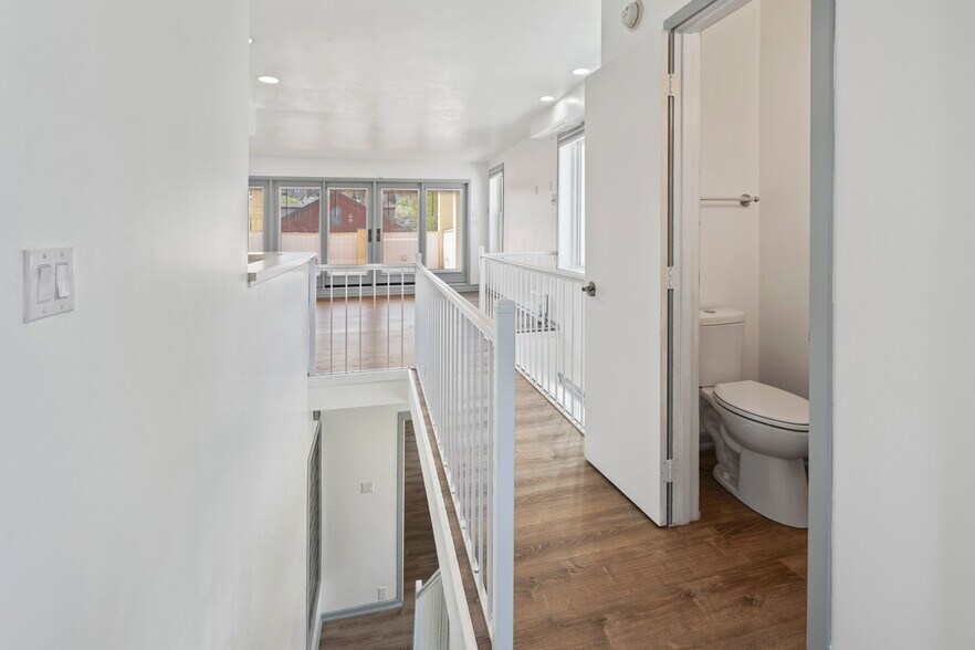 Upstairs hall - 2500 Sarah St