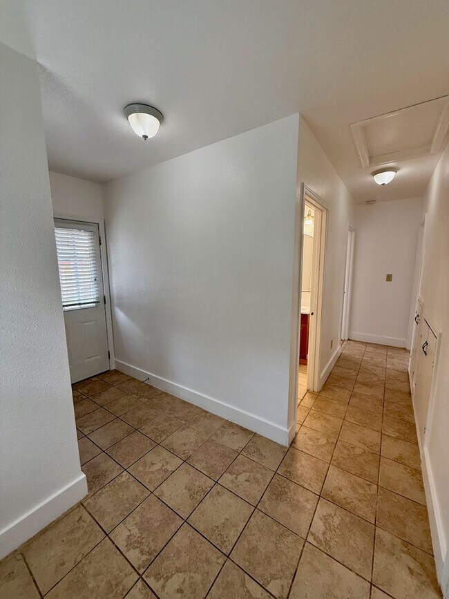 Building Photo - Beautiful 3 Bed 2 Bath Spokane Home w/ Detached Garage and Large Fully-Fenced Yard!