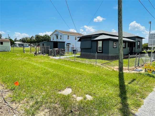 Building Photo - 1023 Ave D