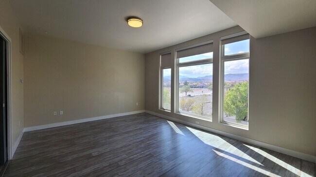 Building Photo - 2 Bedroom Condo located in Park House.
