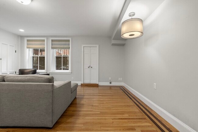 Building Photo - 127 Beacon St