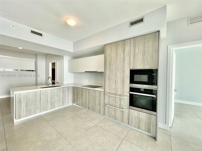 Building Photo - 2900 NE 7th Ave