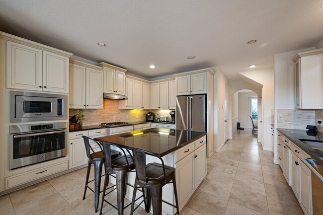 Building Photo - 4627 Miramar Dr