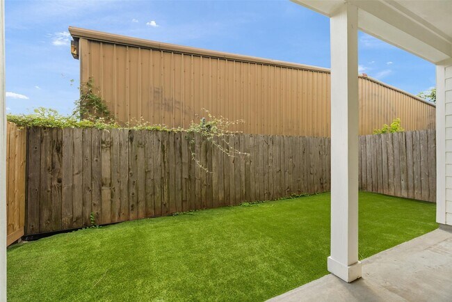 Building Photo - 829 Wakefield Dr