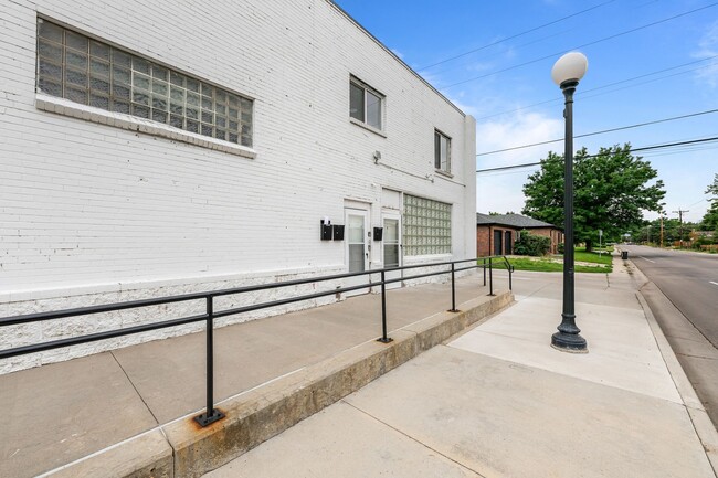 Building Photo - Come check out this beautiful apartment cl...