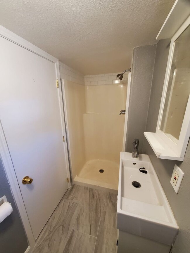 Building Photo - Charming duplex available Oct 15th.