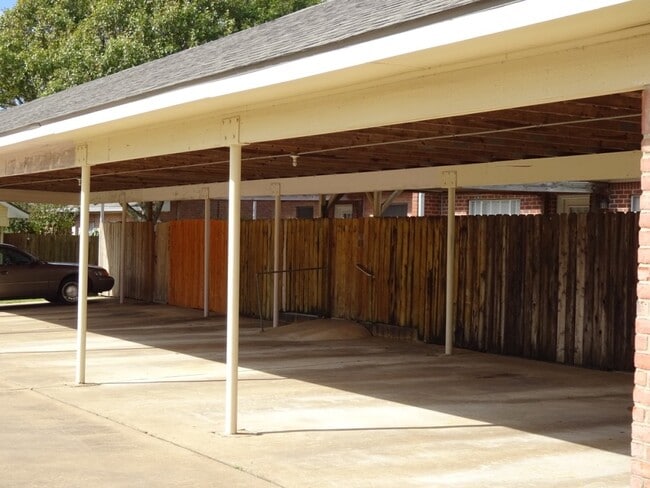 Building Photo - 2420 Stone Hollow Dr