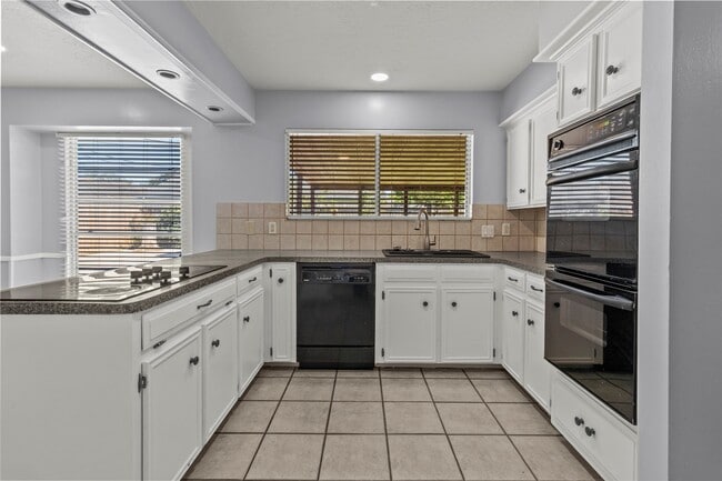 Building Photo - 2202 Colonial Ct N