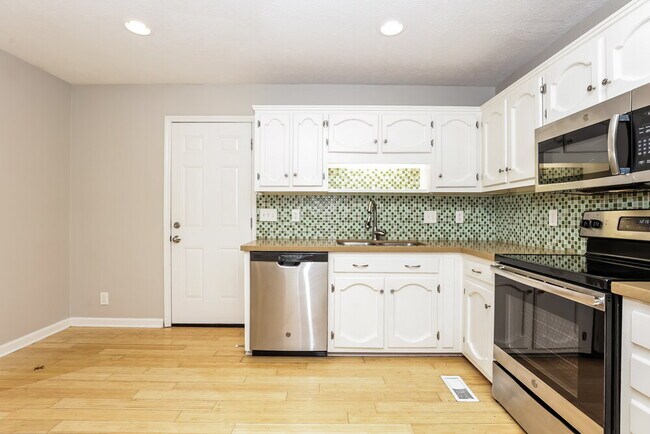 Building Photo - 116 Hermitage Dr