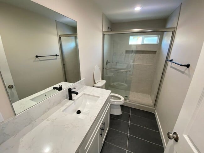 Building Photo - 4BD/2BA on West Falls!