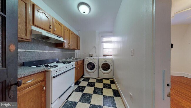 Building Photo - 728 Rock Creek Church Rd NW