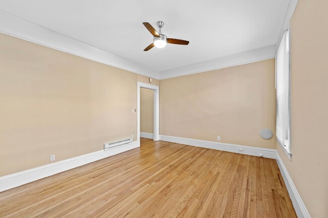 Building Photo - One Month Free!! Cozy, Modern 1BR Close to...