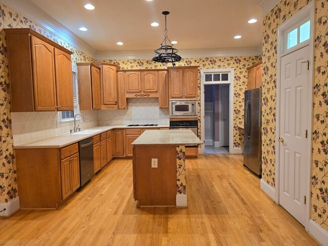 Building Photo - $500 Off 1 Month if Moved In by 11/30/25