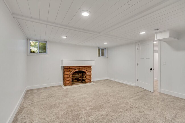 Building Photo - Elegant Yale Crest Bungalow in the Heart o...