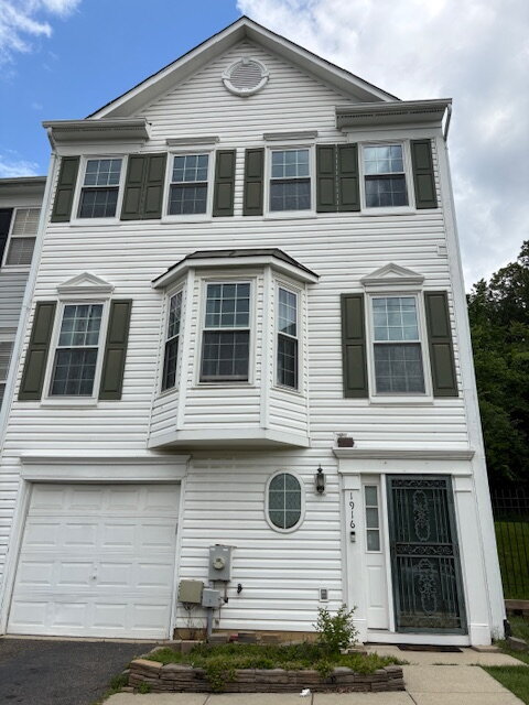 Primary Photo - Charming townhouse on Metro bus line, shor...