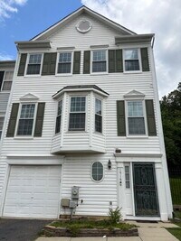 Building Photo - Charming townhouse on Metro bus line, shor...