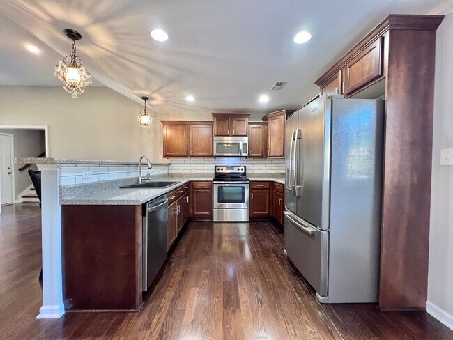 Building Photo - 4 Bed, 3 Bath w/ 2 Car Garage and Fenced Backyard