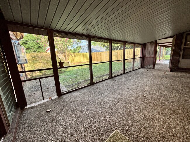 Building Photo - 1301 Richland Pl