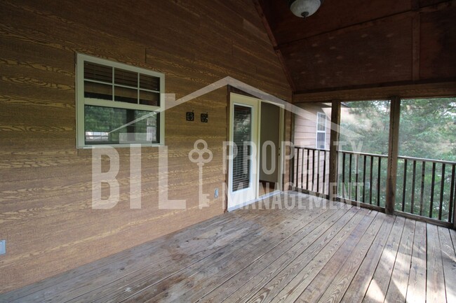 Building Photo - Gorgeous Lodge in Gated Community!