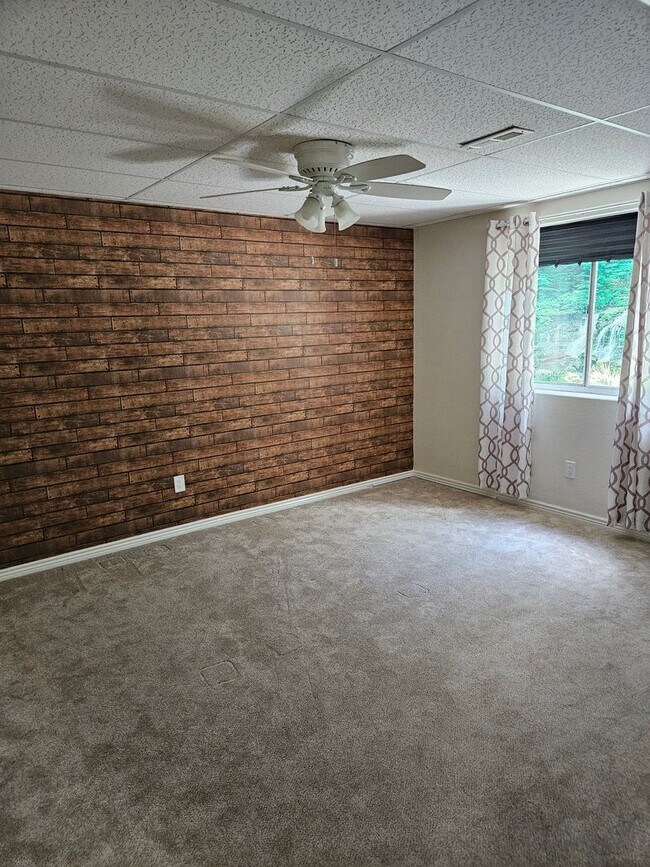Building Photo - Castle Pines Fabulous 5 Bedroom Oasis Avai...