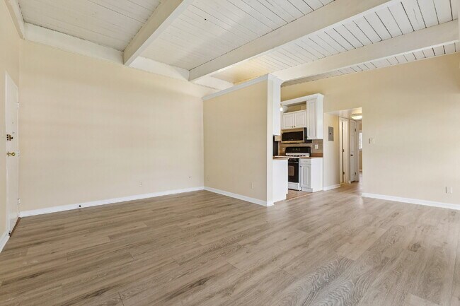 Building Photo - Location, Location, Location! Move-in ready, Offers 2 beds and 1 bed