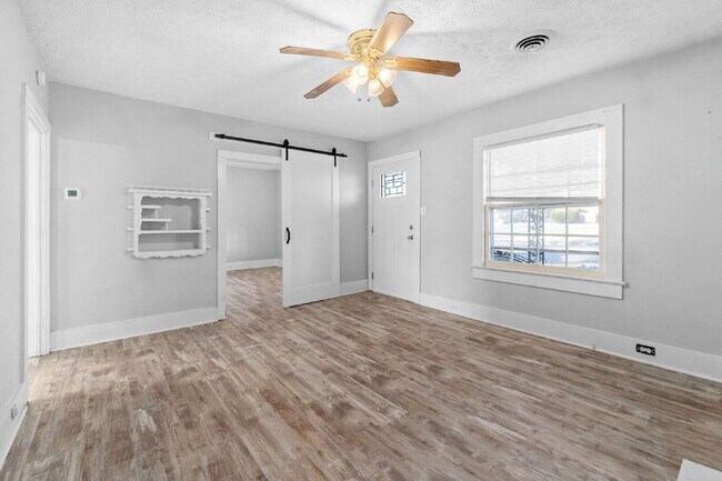 Building Photo - Charming 2 Bed, 1 Bath Clarksville Rental ...